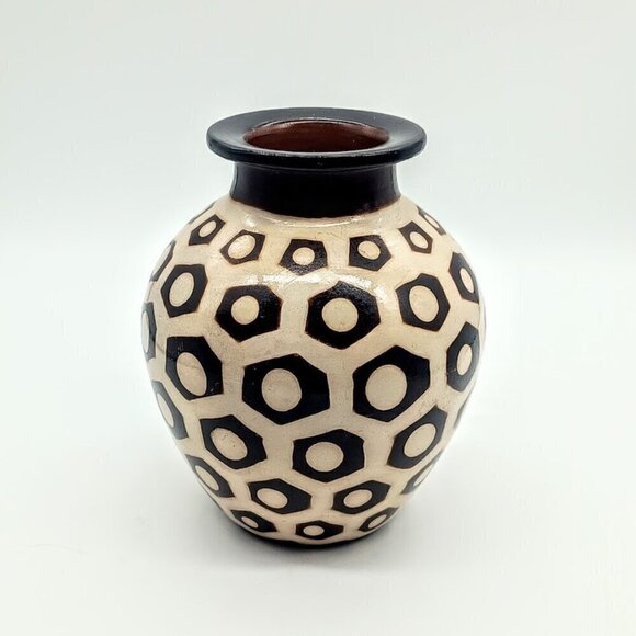 Segundo Carmen Chulucanas Peruvian Pottery Vase